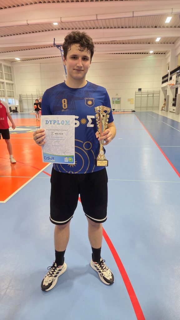 Uczeń z dyplomem i pucharem