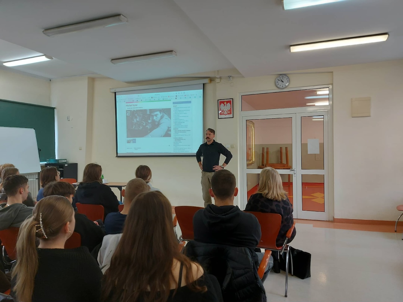 Prelegent przemawiający do uczniów.