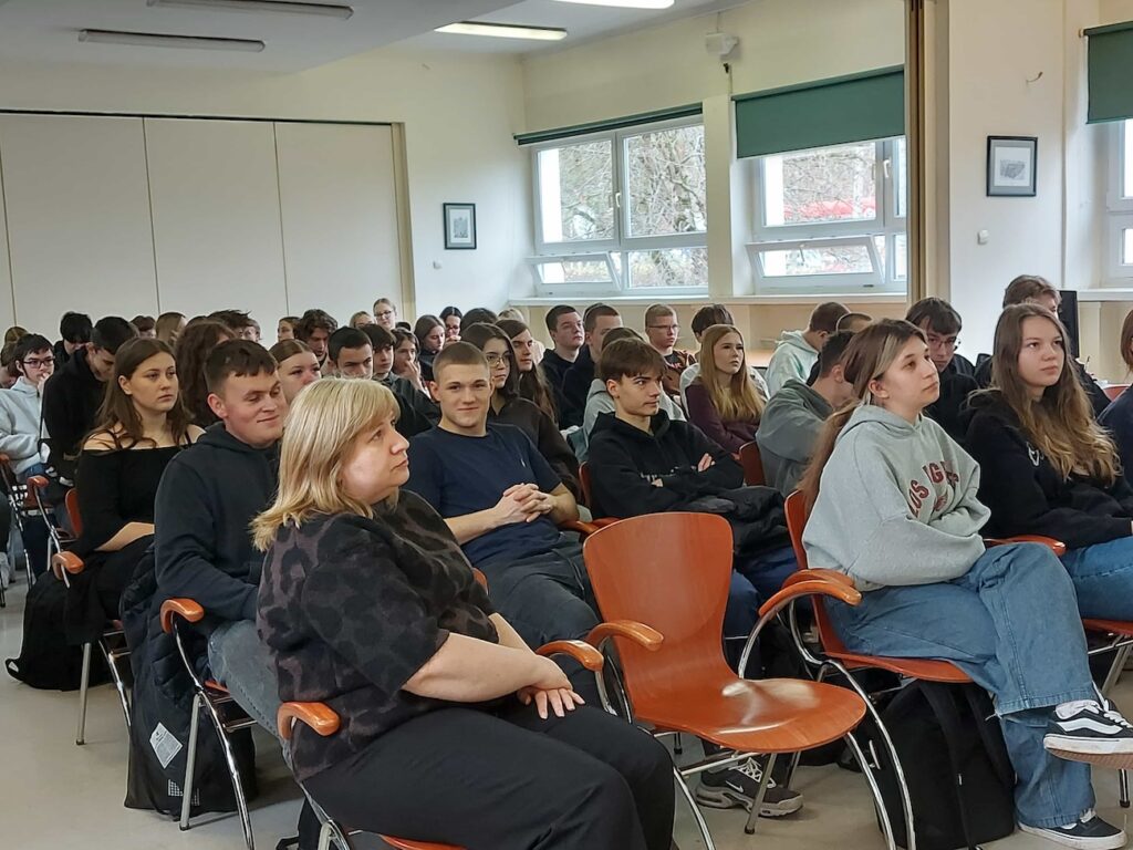 Uczniowie podczas prelekcji.