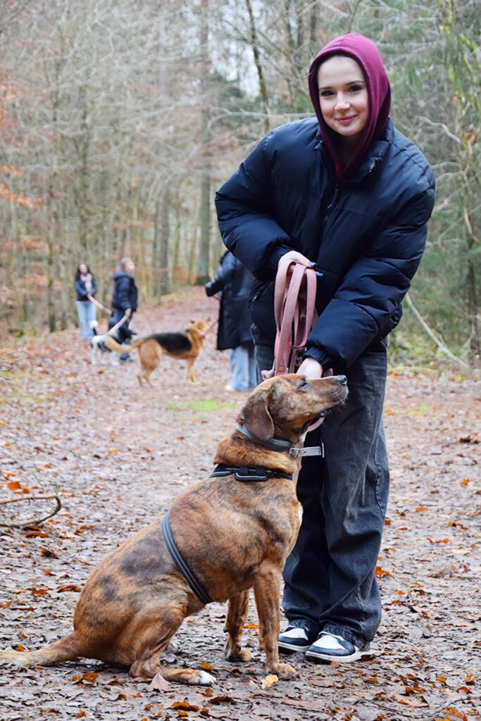 Uczennica na spacerze.