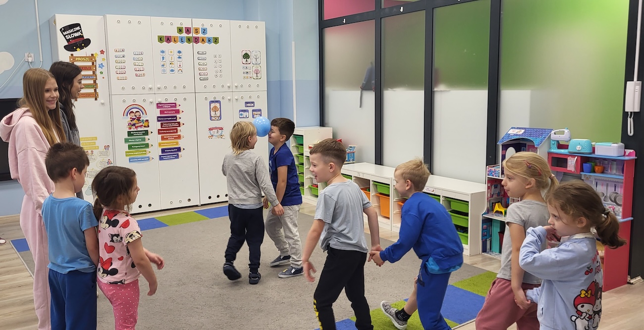 Przedszkolaki podczas zabaw