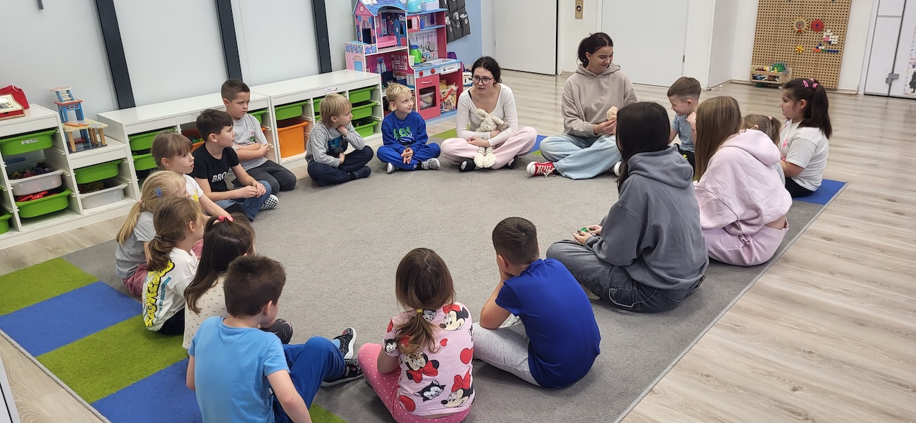 Wolontariusze z przedszkolakami