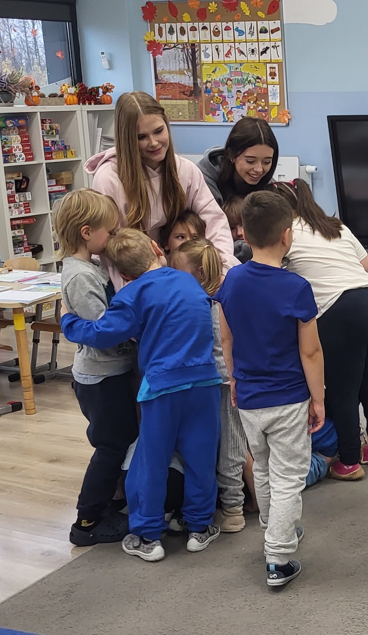 Przedszkolaki witają wolontariuszki