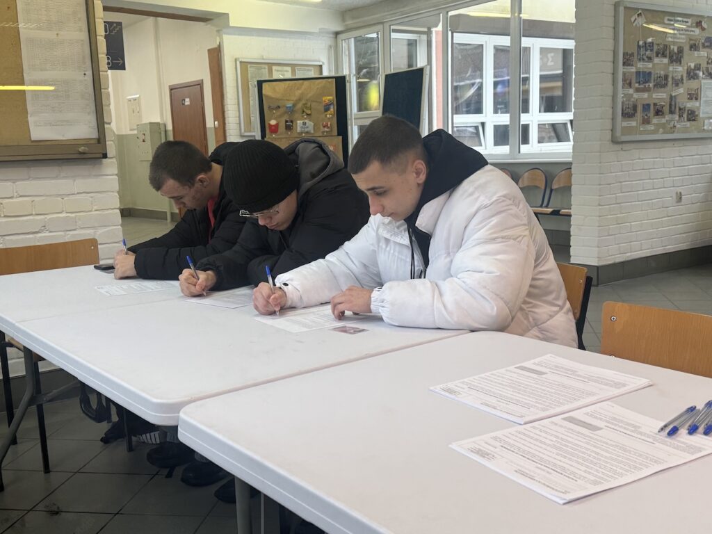 Uczniowie przygotowujący się do oddania krwi.