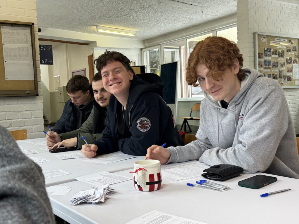 Uczniowie podczas wypełniania formularza.