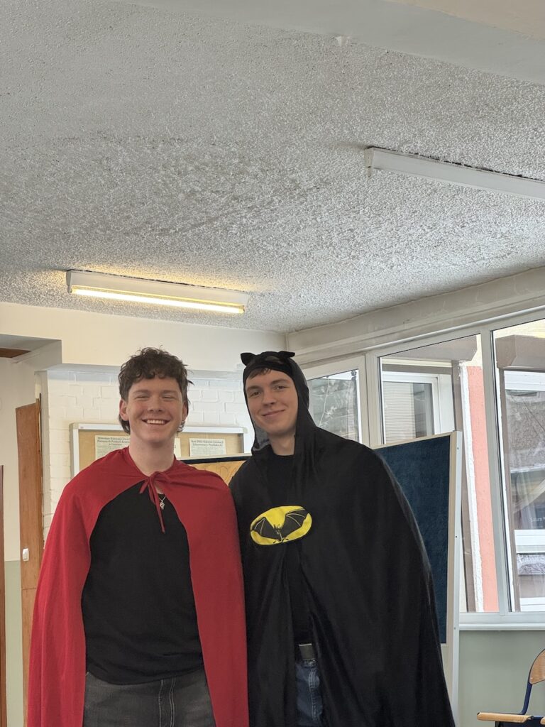 Uczniowie przebrani za superbohaterów.