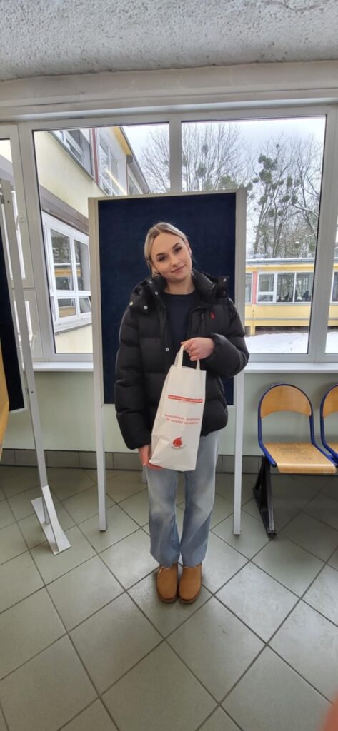 Uczennica po zakończonej akcji krwiodawstwa.