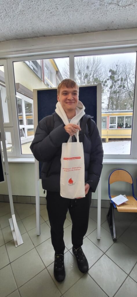 Uczeń po oddaniu krwi.