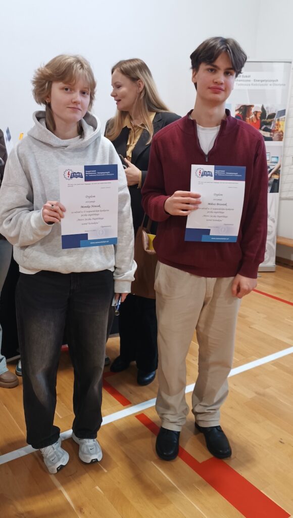 Uczniowie podczas odbierania dyplomów.