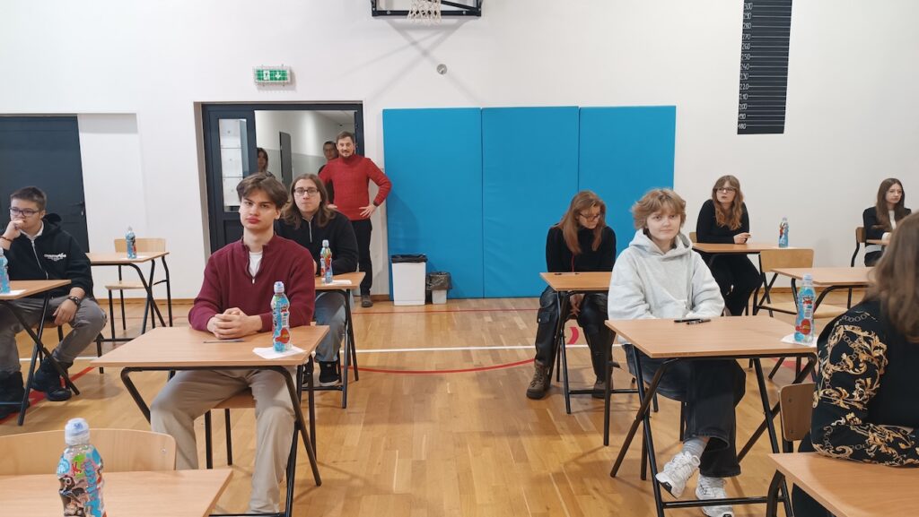 Uczniowie podczas konkursu z języka angielskiego