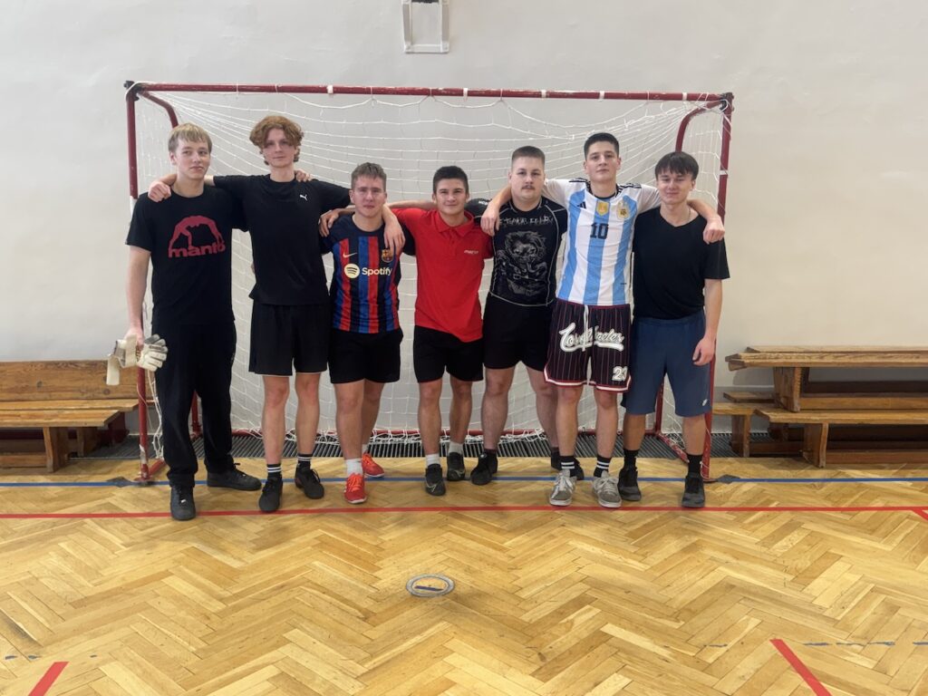 Zwycięzcy Szkolnego Turnieju Piłki Nożnej.