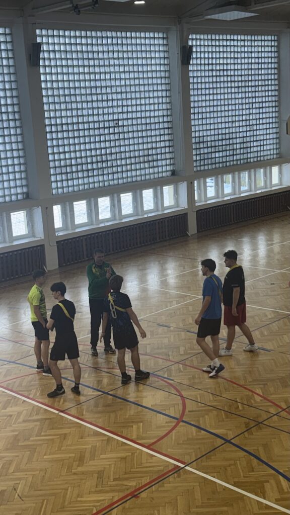 Zbiórka do meczu, podział na zespoły.