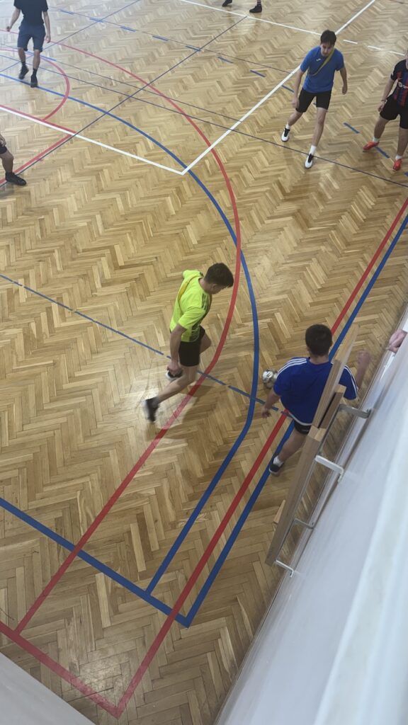 Uczniowie podczas walki o piłkę.