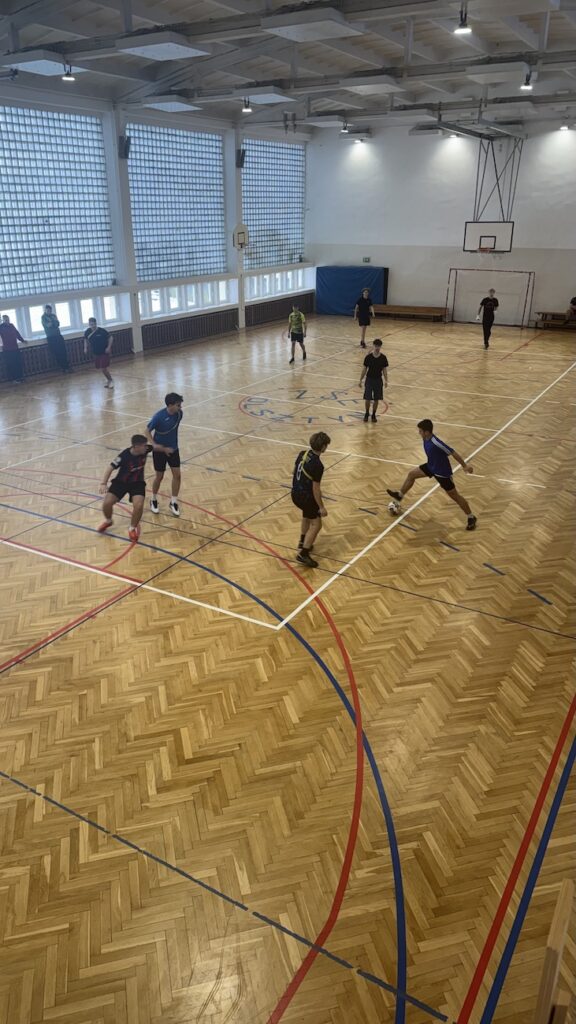 Uczniowie rozgrywający mecz.