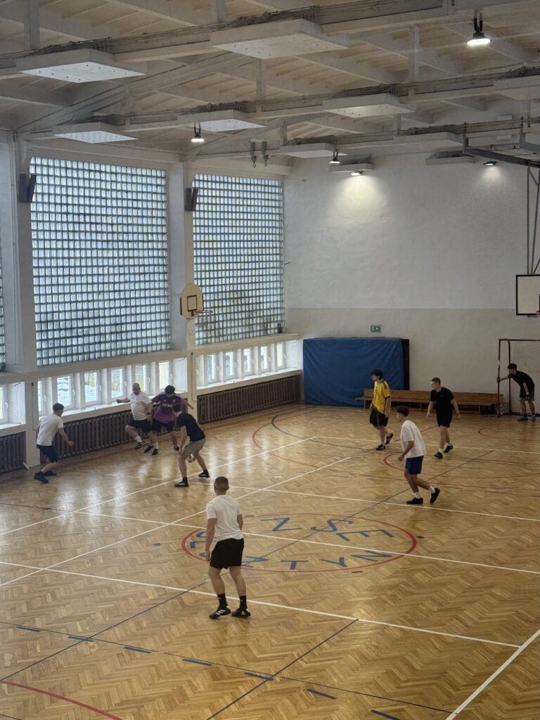 Uczniowie na boisku podczas meczu