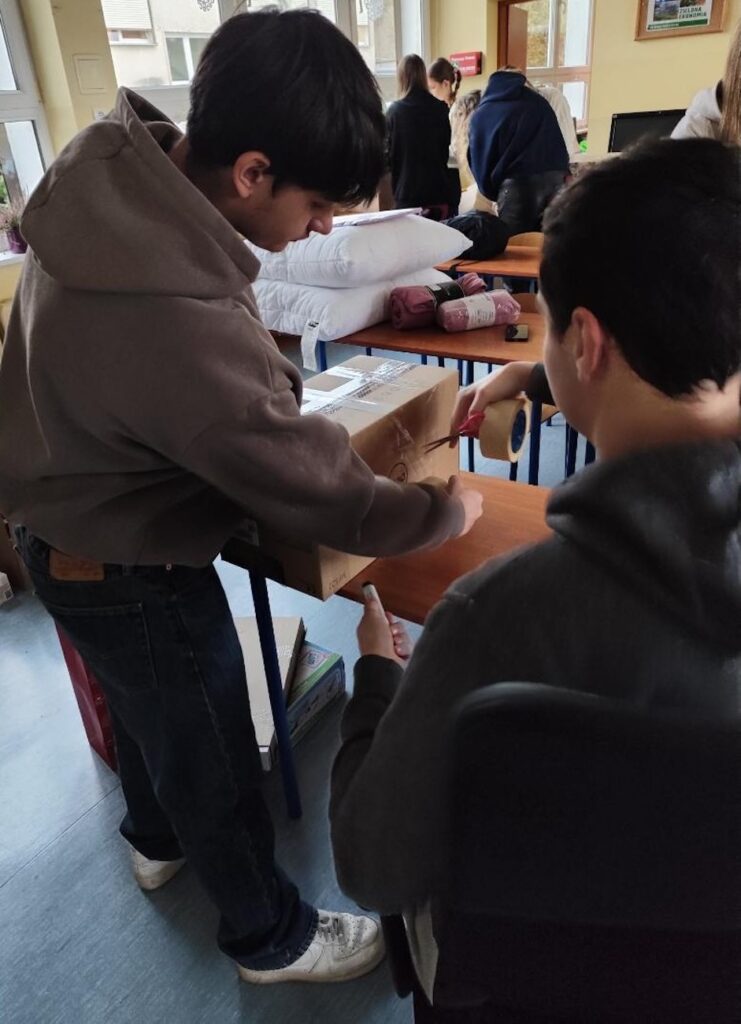 Uczniowie pakujący prezenty