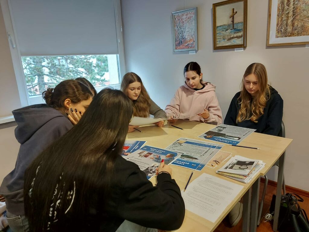 Uczniowie odkrywają historię Polski.