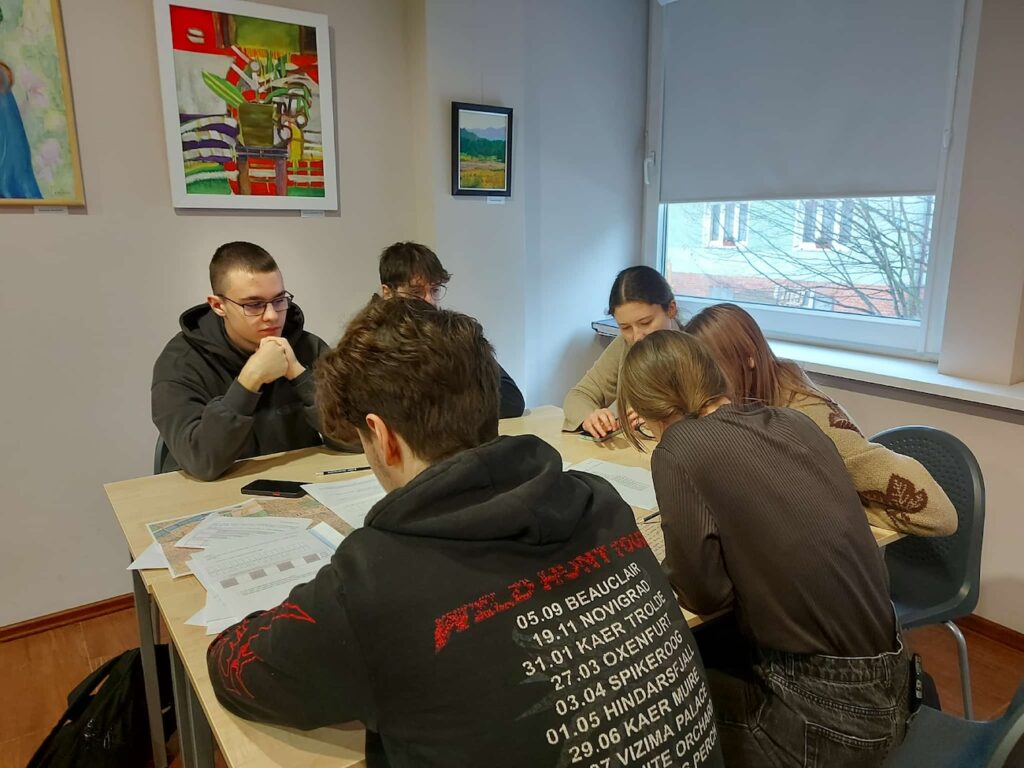 Uczniowie na warsztatach bibliotecznych.