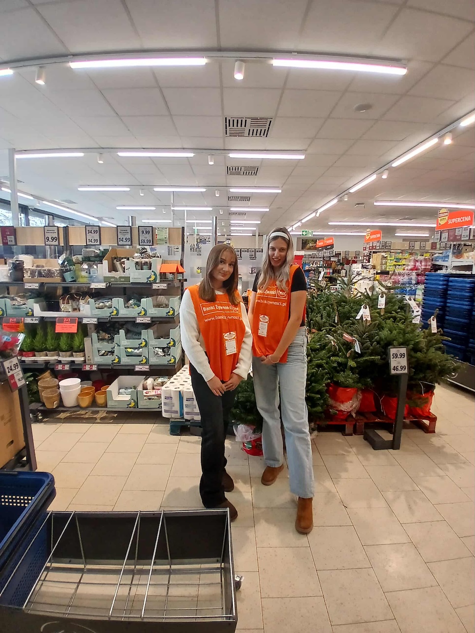 Uczennice podczas zbiórki żywności.