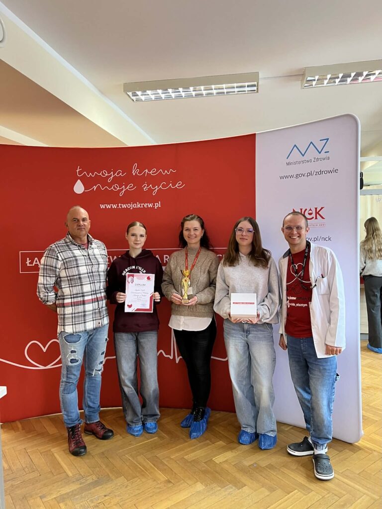 Uczniowie wraz z opiekunem podczas rozdania nagród.