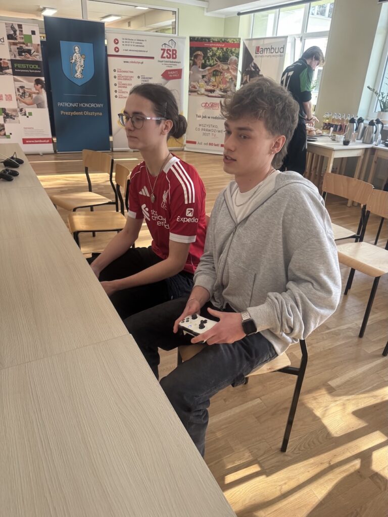 Uczniowie podczas rozgrywek w fifę.