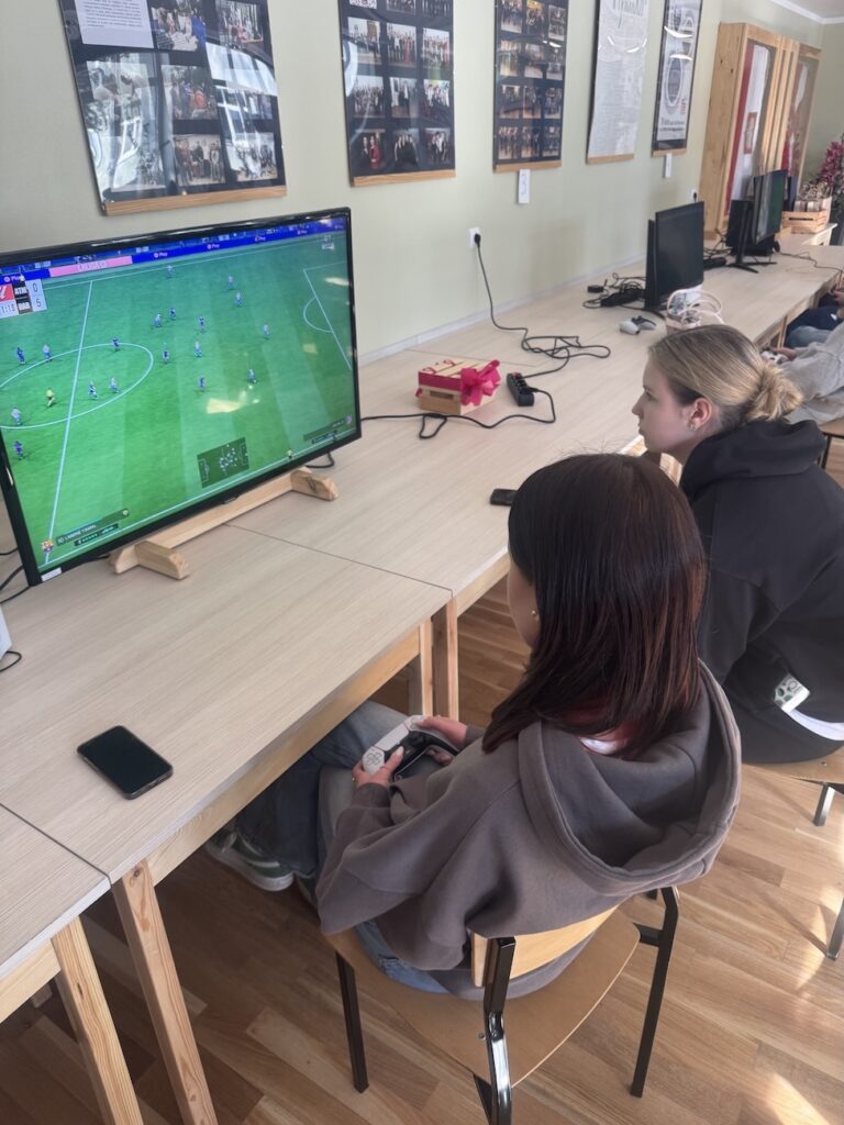 Uczennice grające w fifę.