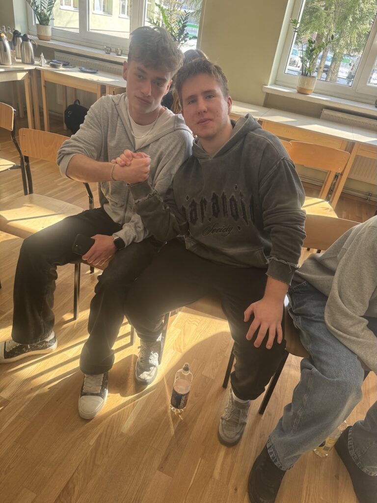 Uczniowie pozujący do zdjęcia.