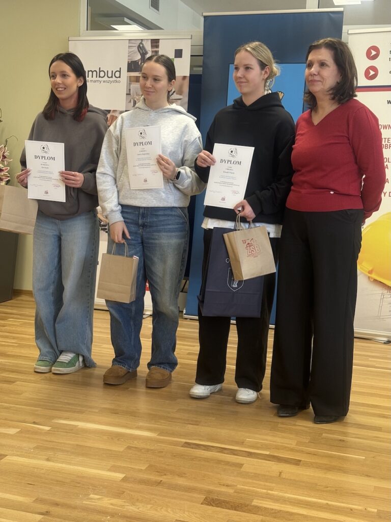 Uczennice z dyplomami.