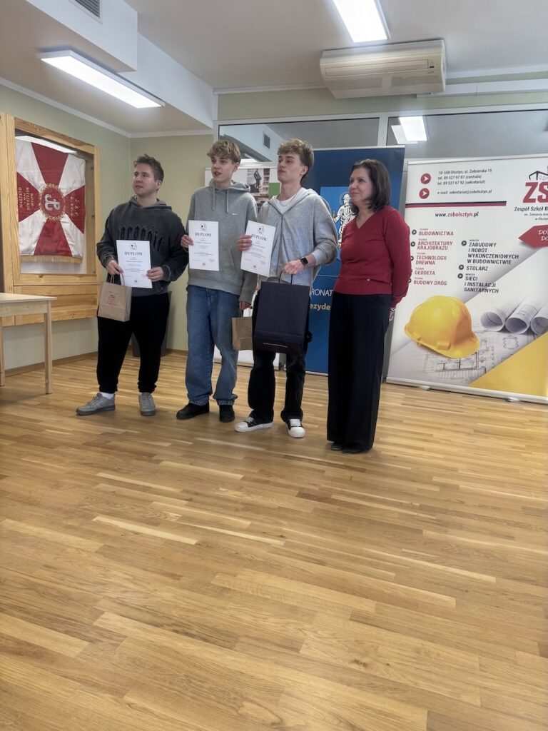 Uczniowie z dyplomami.