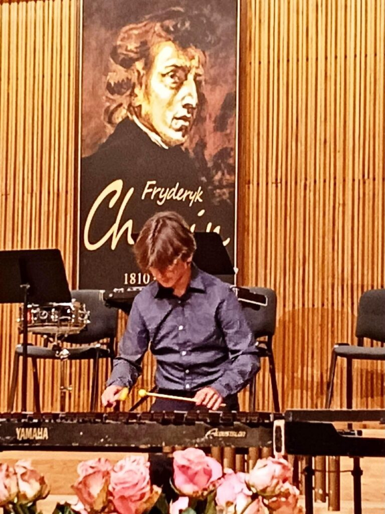 Uczeń grający na instrumencie muzycznym.