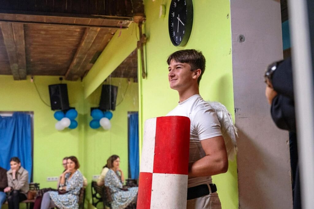 Uczeń biorący udział w przedstawieniu. 