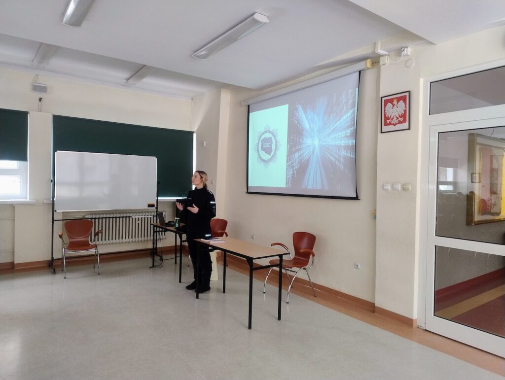 Prowadząca zajęcia z cyberbezpieczeństwa.