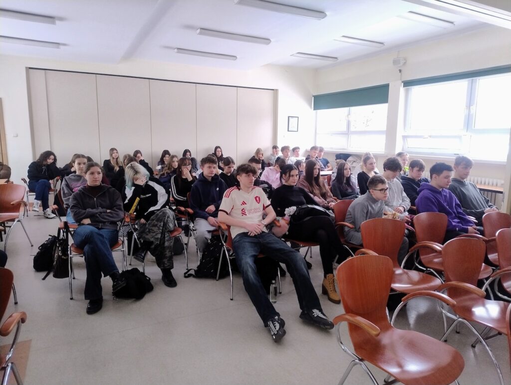 Uczniowie podczas zajęć z cyberbezpieczeństwa.