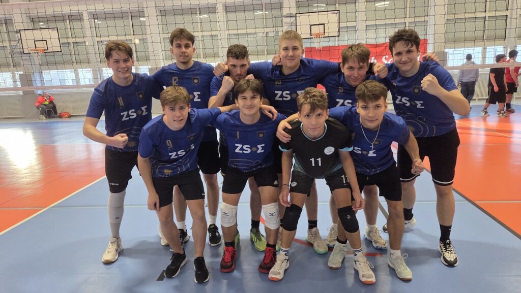 Siatkarze pozujący do zdjęcia.