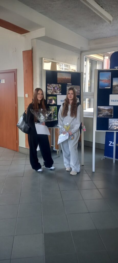 Uczennice z nagrodami