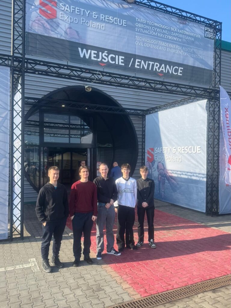 Zdjęcie przed halą.