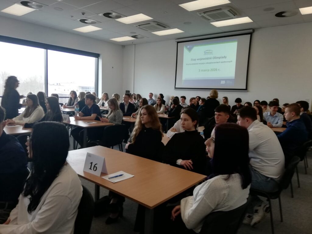 Zdjęcie uczennic podczas konkursu.