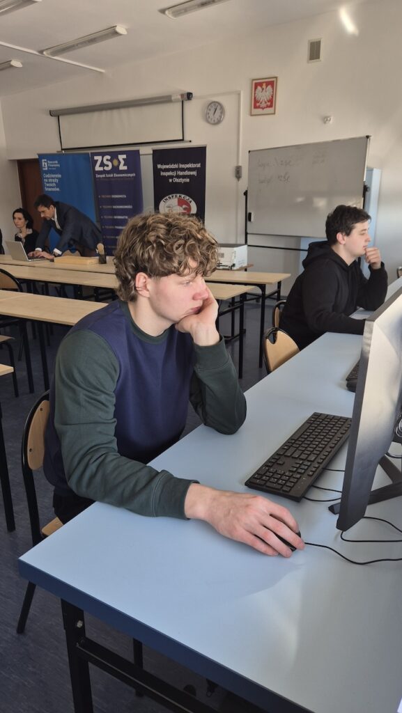 Uczniowie podczas testu.