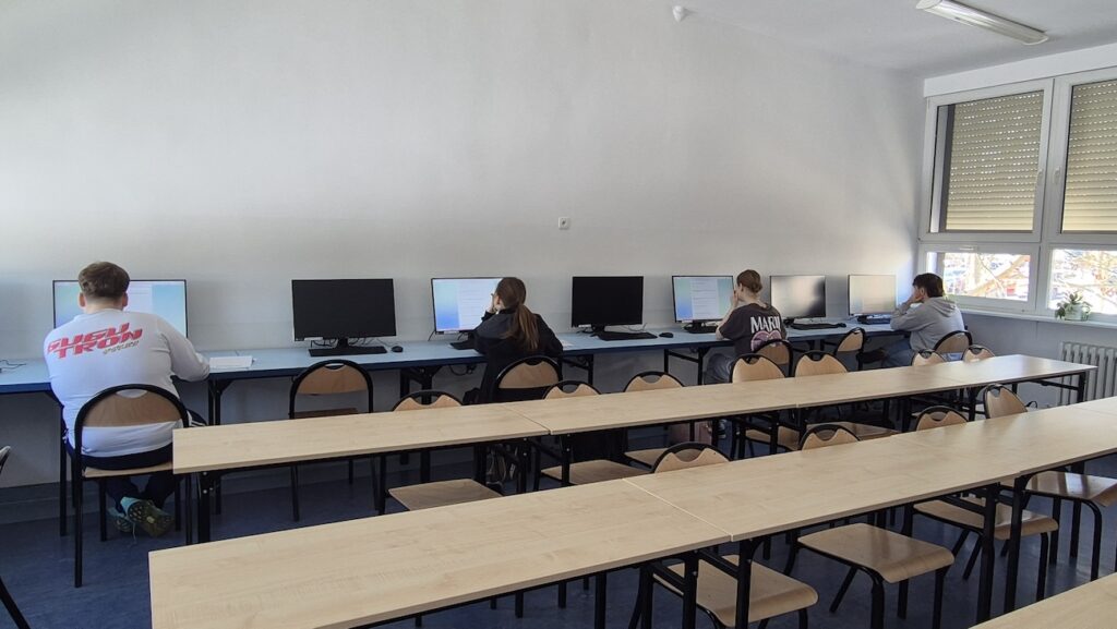 Uczniowie podczas olimpiady.