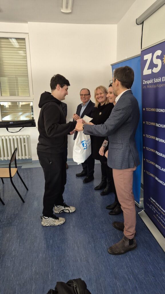 Uczeń odbierający nagrodę.