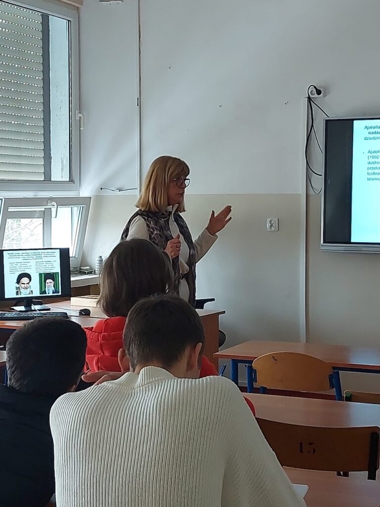 Zdjęcie podróżniczki opowiadającej o podróżach.