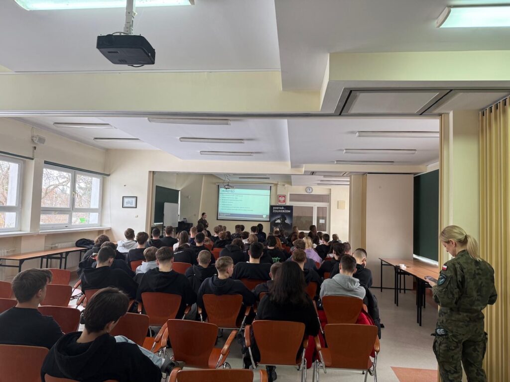 Młodzież z żołnierzami.