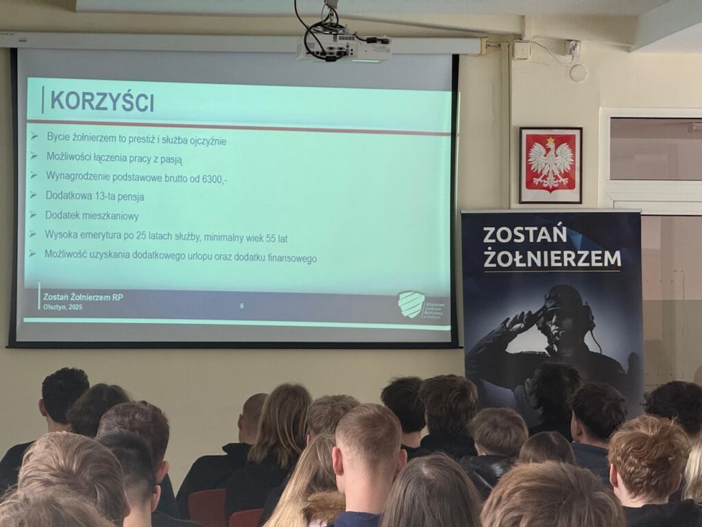 Uczniowie słuchający o korzyściach wynikających z przystąpienia do wojska.