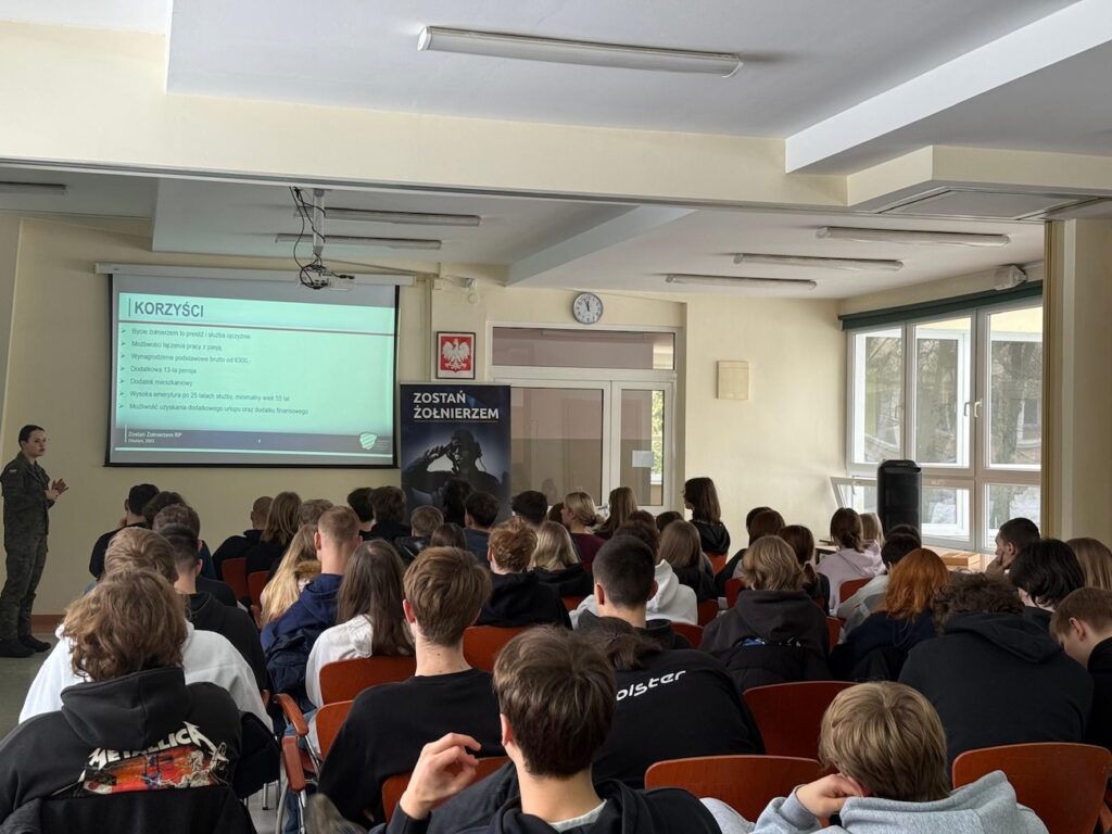 Uczniowie na spotkaniu z żołnierzami.