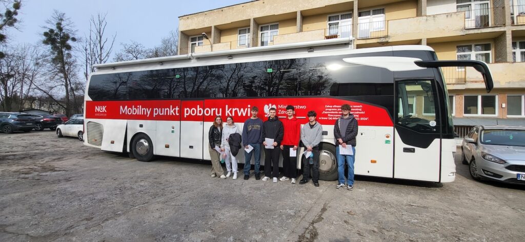 Uczniowie przed mobilnym busem.