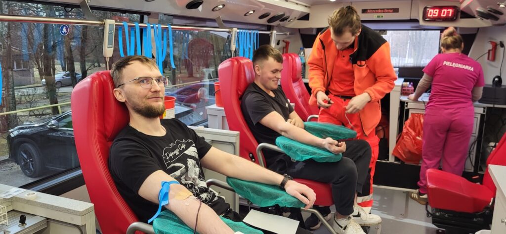 Uczeń i nauczyciel podczas poboru krwi.