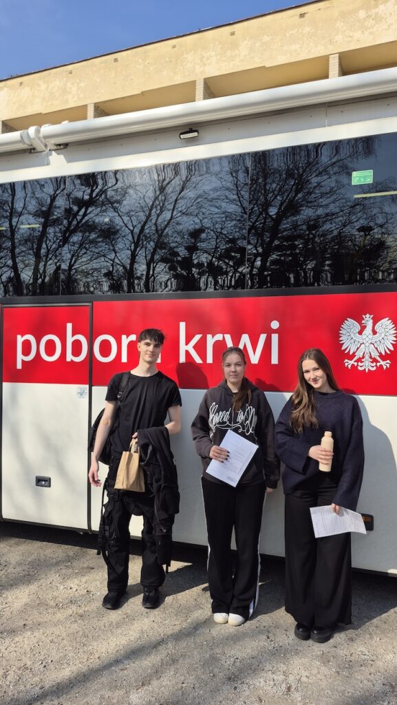 Uczniowie po oddaniu krwi.
