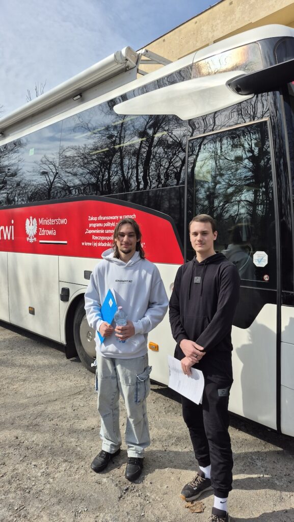 Uczniowie przed mobilnym punktem poboru krwi.