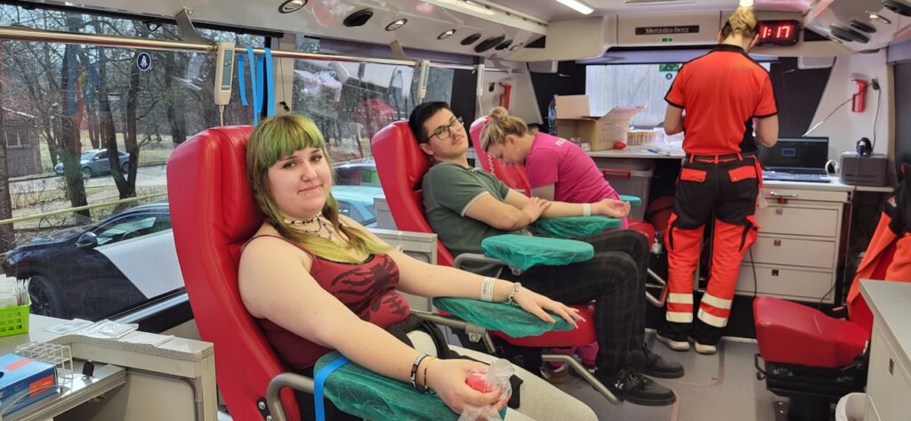 Uczniowie podczas poboru krwi.