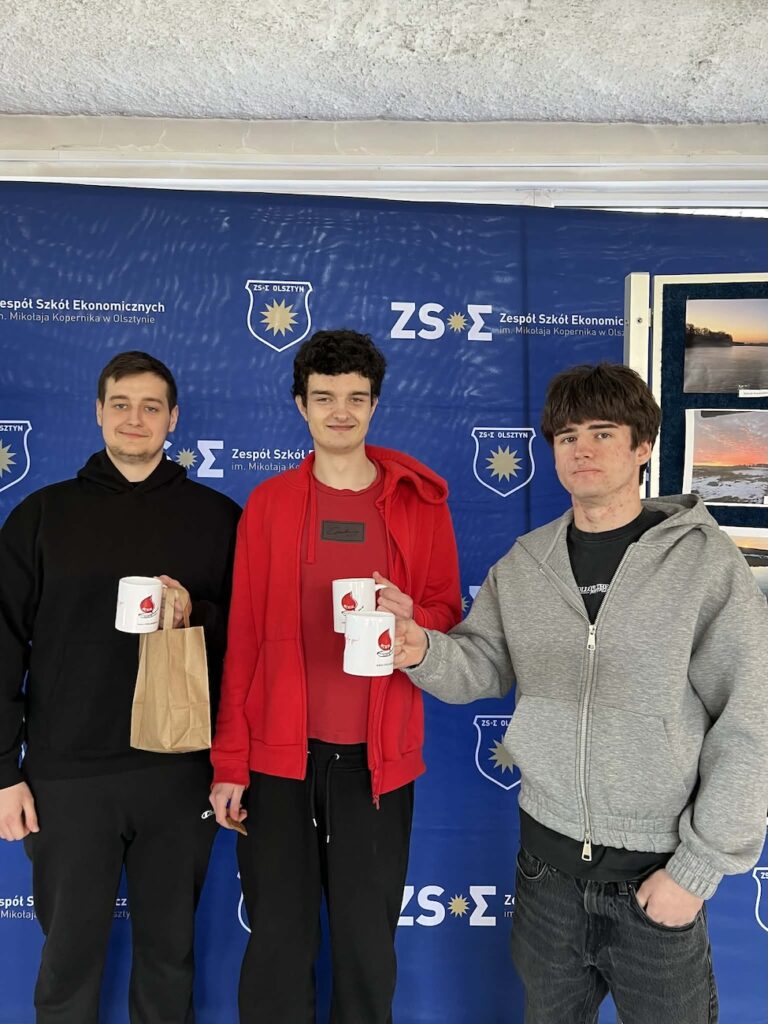 Uczniowie po pobraniu krwi.